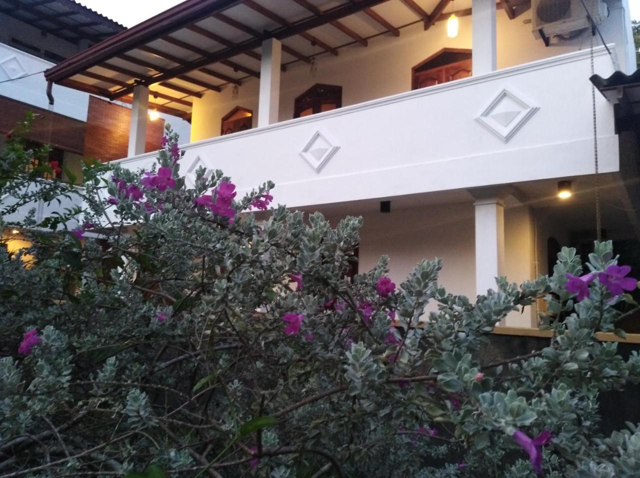 Villa Mihindi Hikkaduwa Buitenkant foto
